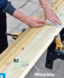 Merkitse vuorilautojen paikat pystytolppiin Merkitse pihavaraston vuorilautojen paikat pystytolppiin